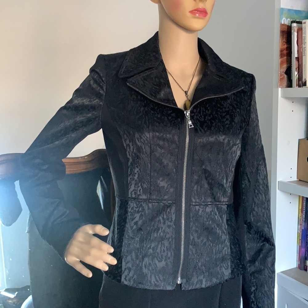 Tahari moto black blazer jacket textured animal print sz 4 zipper classic